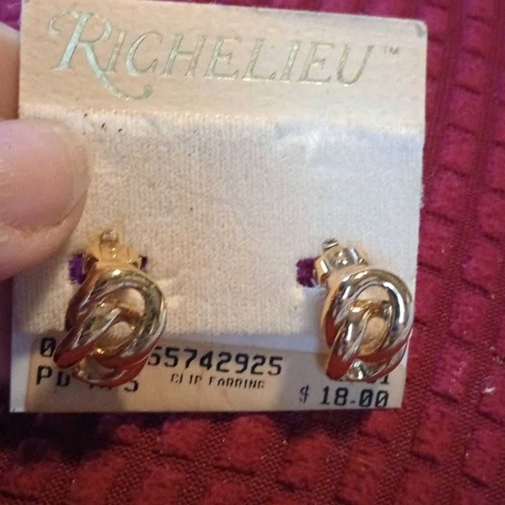Richelieu vintage clip-on earrings